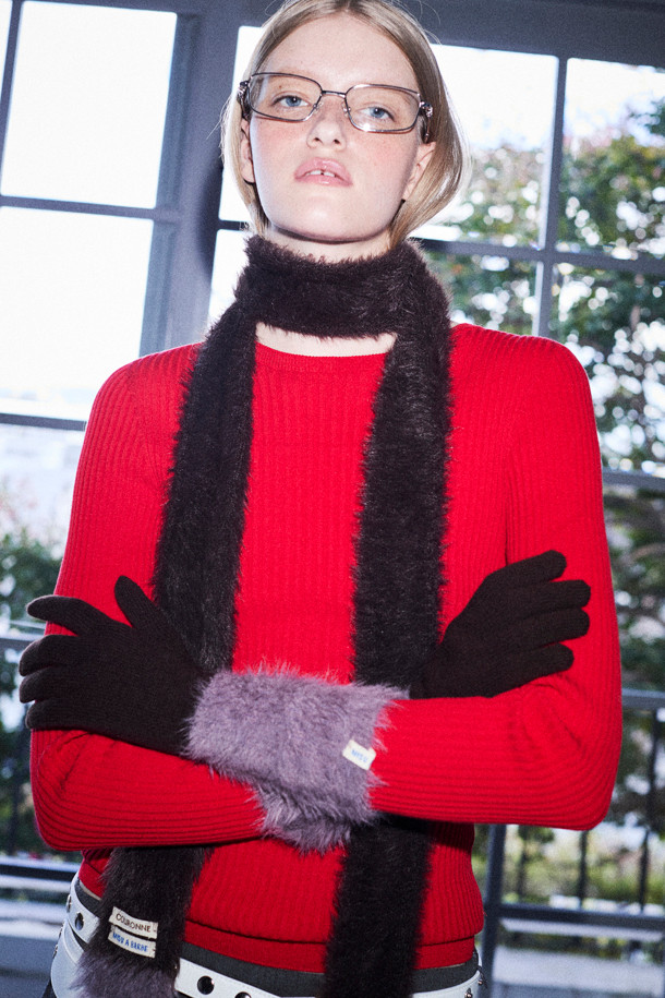 Mood Block 니트 장갑은 겨울철 따뜻함과 스타일을 모두 잡을 수 있는 블랙 컬러의 장갑입니다. 부드러운 니트 소재로 제작되어 뛰어난 착용감을 선사하며, 보온성을 극대화합니다. 손목 부분의 리브(Rib) 디테일과 은은한 퍼(Fur) 장식이 클래식하면서도 세련된 분위기를 연출합니다. 출근룩을 포함한 다양한 일상 스타일에 미니멀하고 캐주얼하게 매치하여 포근한 겨울 스타일링을 완성해보세요. 베이직한 디자인으로 유행을 타지 않아 오랫동안 활용할 수 있습니다.
