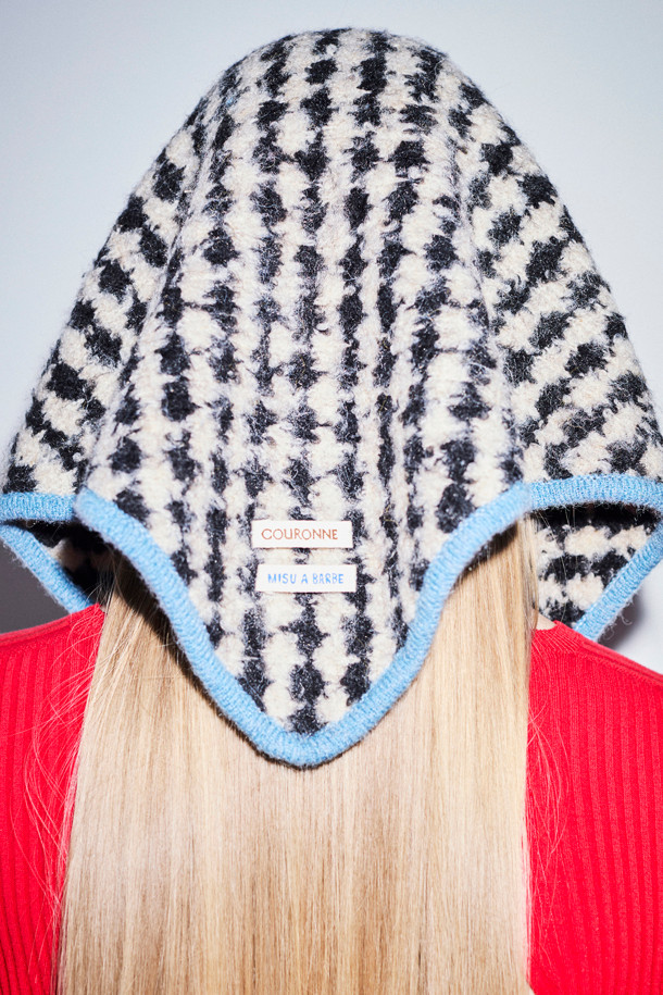 미스틱 니트 스카프는 가을과 겨울, 출근룩에 어울리는 보온성을 갖춘 스카프입니다. 부드러운 촉감의 니트 소재로 제작되었으며, 클래식하고 미니멀한 스타일을 연출합니다. 두꺼운 두께감으로 따뜻함을 더하며, 하운드 패턴과 투톤 배색이 특징입니다. 블랙, 화이트, 스카이블루 세 가지 색상으로 출시되어 다양한 코디에 활용하기 좋습니다. 남녀 공용으로 착용 가능하며, 일상에서 폭넓게 활용할 수 있습니다.
