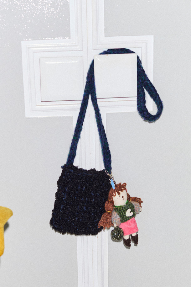 Haru Cross 16 Knit (하루 크로스 16 니트)는 캐주얼하고 미니멀한 스타일의 여성용 크로스백입니다. 네이비 컬러의 무지 디자인에 니트 소재와 니트 패턴, 귀여운 장식 인형으로 포인트를 더했습니다. 16cm의 미니 사이즈로 일상에서 가볍게 들기 좋으며, 지퍼형 잠금 방식으로 소지품을 안전하게 보관할 수 있습니다. 크로스 스트랩이 있어 편리하게 멜 수 있으며, 니트 특유의 부드러운 텍스처가 특징입니다.
