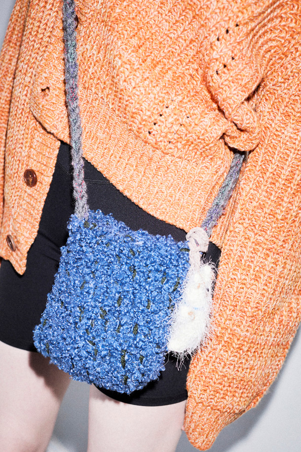 Haru Cross 16 Knit (하루 크로스 16 니트)는 캐주얼 스타일의 여성용 크로스백입니다. 미디엄 사이즈의 사각 가방으로, 니트 소재와 니트 패턴, 니트 디테일이 돋보입니다. 블루, 화이트 두 가지 컬러로 출시되었으며, 16 사이즈로 제작되었습니다. 일상생활에서 활용하기 좋은 실용적인 가방으로, 니트 소재 특유의 따뜻하고 부드러운 느낌을 더했습니다.
