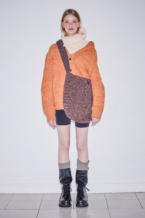 Haru Shoulder 38 Knit (하루 숄더 38 니트)는 캐주얼하고 미니멀한 스타일을 추구하는 여성 고객을 위한 숄더백입니다. 부드러운 니트 소재로 제작되어 포근한 느낌을 주며, 무지 디자인으로 어떤 스타일에도 잘 어울립니다. 가방 사이즈는 미디엄이며, 사각 형태의 숄더백에 숄더 스트랩이 있어 편안하게 착용할 수 있습니다. 일상생활에서 활용하기 좋은 실용적인 가방으로, 다양한 코디에 매치하여 스타일리시함을 더해보세요. 38 사이즈로 제작되었습니다.
