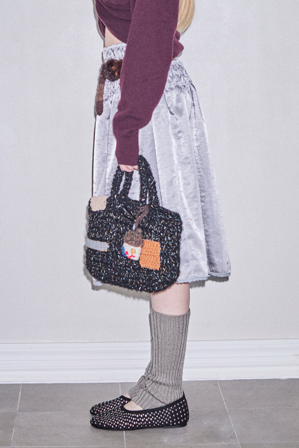 Coco (코코) 토트 32 니트, 당신의 세련된 스타일을 완성할 여성용 토트백입니다. 부드러운 니트 소재와 사각 형태, 퀄팅 디자인이 만나 클래식하면서도 시크한 분위기를 연출합니다. 블랙 색상에 Coco 로고 패턴으로 포인트를 주어 미디엄 사이즈의 넉넉한 수납공간과 숄더 스트랩으로 실용성을 더했습니다. 오피스룩, 모임룩, 데이트룩 등 어떤 TPO에도 잘 어울리며, 미니멀한 스타일을 추구하는 여성에게 적합한 아이템입니다. 지퍼형 잠금 방식으로 소지품을 안전하게 보관할 수 있습니다.
