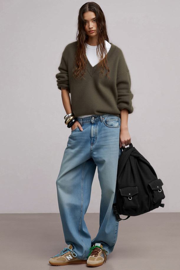 Mova 백팩 31 데님은 워시드 데님 블루 컬러의 미디엄 사이즈 백팩으로, 캐주얼과 빈티지 스타일을 연출합니다. 데님 소재에 사각 모양으로 디자인되었으며, 매듭과 지퍼 디테일이 돋보입니다. 13인치 디바이스 수납이 가능하며, 측면 및 내부 포켓, 등판 지퍼를 갖춰 수납력을 높였습니다. 조절 가능한 매듭 스트랩으로 편안하게 착용할 수 있으며, 동네 마실룩이나 여행룩에 잘 어울립니다.
