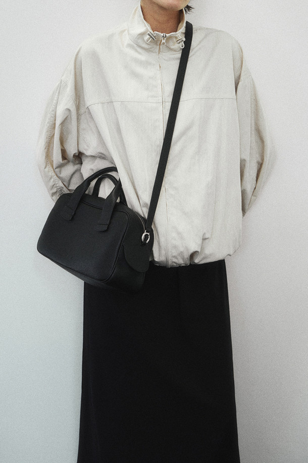 보아뜨(Boite) 토트 31은 미니멀하고 베이직한 스타일의 여성용 토트백입니다. 합성가죽 소재에 사각형 모양으로, 출근룩과 오피스룩에 잘 어울리는 디자인입니다. 무지 패턴의 블랙 컬러로, 다양한 스타일에 매치하기 용이합니다. 손잡이와 숄더 스트랩이 있어 토트백 또는 숄더백으로 활용 가능하며, 지퍼형 잠금 방식으로 소지품을 안전하게 보관할 수 있습니다. 미디엄 사이즈로, 일상생활에서 유용하게 사용할 수 있습니다.
