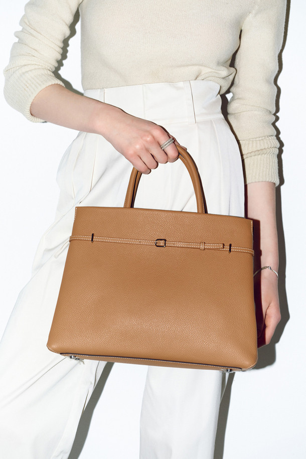 세련된 Adele 토트 36은 브라운과 카멜 두 가지 색상으로 출시된 여성용 토트백입니다. 가죽 소재로 제작되어 고급스러운 느낌을 주며, 미디엄 사이즈로 실용성을 더했습니다. 사각형 디자인에 지퍼형 잠금 방식으로 소지품을 안전하게 보관할 수 있습니다. 숄더 스트랩이 있어 숄더백으로도 활용 가능하며, 오피스룩, 비즈니스 캐주얼, 모임룩 등 다양한 TPO에 잘 어울립니다. 클래식, 미니멀, 시크 스타일을 즐겨 입는 여성에게 추천합니다.
