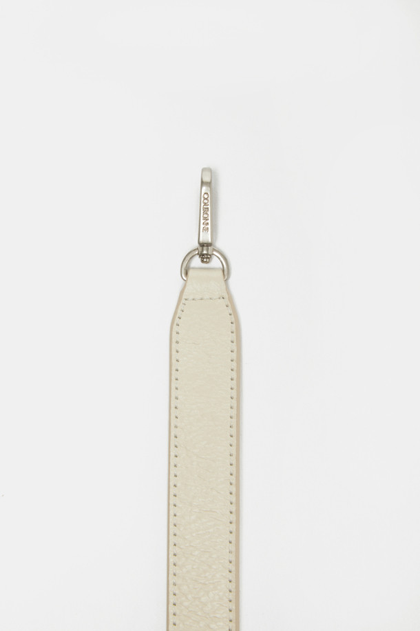 피벗 스트랩은 여성용 가방 스트랩으로, 크림과 실버 두 가지 색상으로 만나볼 수 있습니다. 소가죽 소재에 크링클 엠보싱을 더해 자연스러운 광택과 부드러운 촉감을 선사하며, 숄더 스트랩으로 활용 가능합니다. 버클 디테일이 돋보이는 무지 디자인으로, 사이즈 조절이 가능하여 실용성을 높였습니다. 쇼핑룩, 모임룩 등 다양한 TPO에 클래식, 미니멀, 캐주얼 스타일을 더해주는 데일리 아이템입니다. 가방의 실용성을 더해주는 탈부착 가능한 스트랩으로 가방의 활용도를 높여보세요.
