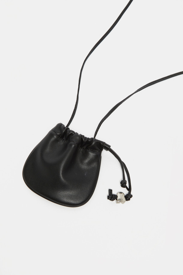 Bilo 크로스 참은 캐주얼, 클래식 스타일을 아우르는 미니 사이즈의 합성가죽 가방입니다. 블랙, 레드브라운 두 가지 색상으로 제공되며, 전통 한국식 복주머니 디자인에 광택 마감과 방수 기능을 더했습니다. 내부 수납공간이 있으며, 에어팟, 립스틱 등 소형 물품을 간편하게 보관할 수 있습니다. 매듭으로 길이 조절이 가능하여 크로스백으로 활용할 수 있으며, 데이트룩, 쇼핑룩에 포인트를 더하기 좋습니다.
