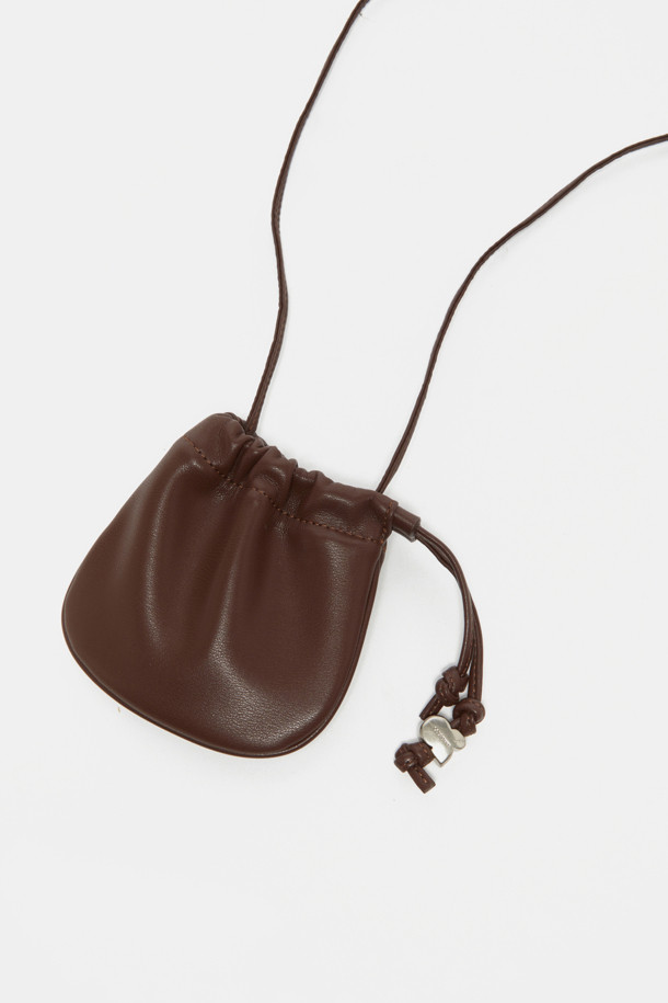 비로 크로스 참은 캐주얼 스타일의 미니 사이즈 가방입니다. 블랙, 레드 브라운 두 가지 색상으로 출시되었으며, 합성가죽 소재로 제작되어 가볍고 방수 기능과 오염 방지 기능이 있습니다. 복조리 디자인으로 내부 수납공간을 효율적으로 활용할 수 있으며, 길이 조절이 가능한 크로스바디 스트랩으로 편안하게 착용할 수 있습니다. 일상생활에서 동네 마실룩이나 여행룩에 매치하기 좋으며, 참 장식으로 포인트를 더할 수도 있습니다. 사각 형태의 디자인에 조임용 끈으로 간편하게 잠글 수 있습니다.
