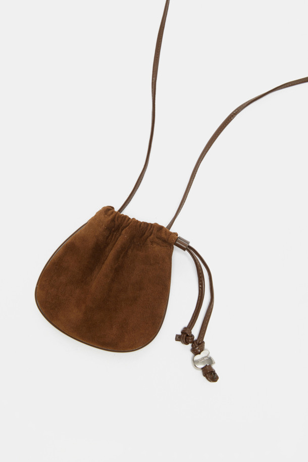 Bilo Cross Charm (비로 크로스 참)은 스웨이드와 합성가죽 소재의 미니 사이즈 복주머니 가방입니다. 브라운 컬러로 클래식, 미니멀, 캐주얼 스타일에 잘 어울리며, 데이트룩, 쇼핑룩에 포인트를 더할 수 있습니다. 조임용 끈으로 잠그는 방식으로, 내부 수납공간이 있어 에어팟, 립스틱 등 소지품을 안전하게 보관할 수 있습니다. 크로스백 또는 참 백으로 활용 가능하며, 길이를 조절하여 다양한 스타일로 연출할 수 있습니다. 다른 가방에 참으로 활용하여 나만의 개성을 표현해보세요.
