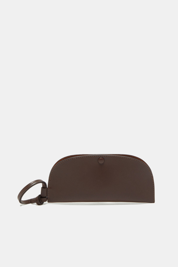 Seine(세느) 선글라스 파우치입니다. 미니멀하고 클래식한 스타일의 여성용 파우치로, 천연 가죽 소재를 사용하여 고급스러움을 더했습니다. 스크래치 방지, 내구성 강화, 관리 용이성을 위해 필름 코팅 처리가 되었으며, 광택감이 은은하게 감돕니다. 사각 디자인에 스냅 잠금 방식으로 제작되었으며, 참 부착이 가능하고 내부 수납공간이 있어 실용적입니다. 일상생활에서 선글라스를 안전하게 보호하고 스타일리시하게 휴대할 수 있습니다.
