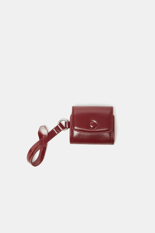 Buttony (버튼이) 에어팟 케이스는 미니멀한 디자인과 세련된 실버 하드웨어의 조화가 돋보이는 제품입니다. 와인 컬러의 부드러운 합성가죽 소재에 탈부착 가능한 스트랩이 더해져 편안한 착용감을 제공합니다. 스냅 잠금 방식으로 에어팟을 안전하게 보호하며, 가벼운 무게감과 얼룩 방지 기능으로 실용성을 높였습니다. 동네 마실룩이나 카페룩과 같은 캐주얼하면서도 클래식한 스타일을 연출하기에 좋습니다. 에어팟 전기종과 호환되어 다양한 사용자에게 적합합니다.
