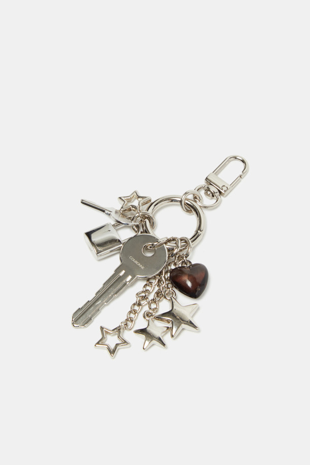 샤이닝 참은 은은하게 빛나는 실버 컬러의 메탈 소재 참장식입니다. 데일리룩, 쇼핑룩, 모임룩 등 다양한 TPO에 활용 가능하며, 미니멀, 캐주얼, 로맨틱 스타일을 연출하기 좋습니다. 하트, 별 모양의 펜던트와 체인, 참 장식이 혼합된 디자인으로 움직임에 따라 반짝이는 효과를 선사합니다. 탈부착이 가능하며, 니켈 도금 마감과 레이저 각인 로고로 고급스러움을 더했습니다.
