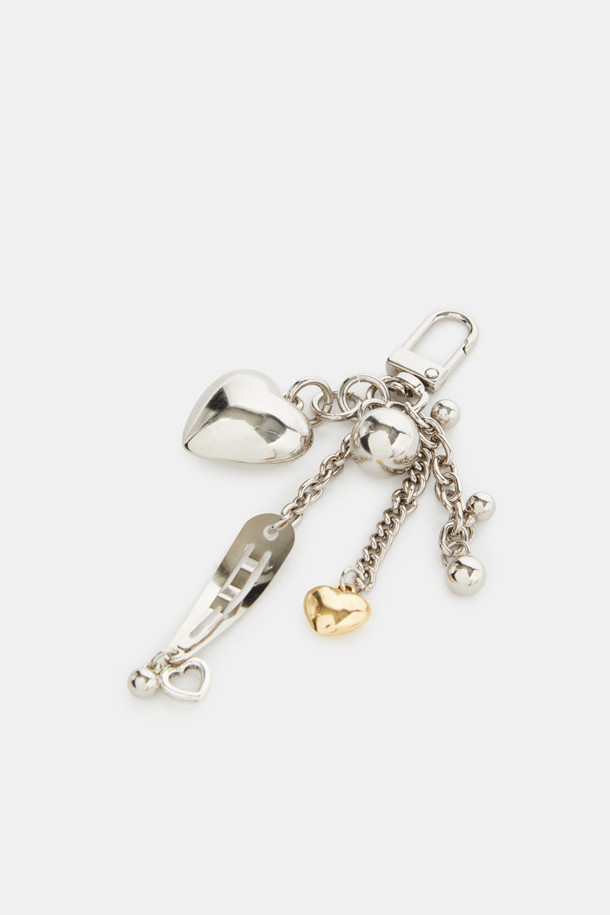 러브 클립 참은 엘레강스 무드를 연출하는 실버도금 메탈 소재의 액세서리입니다. 하트 펜던트, 볼 참, 체인, 레이저 각인 로고가 디자인되어 있으며, 스파클링한 실버 체인과 고급스러운 도금 마감이 특징입니다. 가방, 지퍼, 벨트 고리 등에 탈부착하여 개성 있는 스타일을 연출할 수 있습니다. 데이트룩, 모임룩, 쇼핑룩 등 다양한 TPO에 클래식, 로맨틱, 미니멀 스타일을 더해 보세요. 유니크하고 사랑스러운 무드를 선사합니다.
