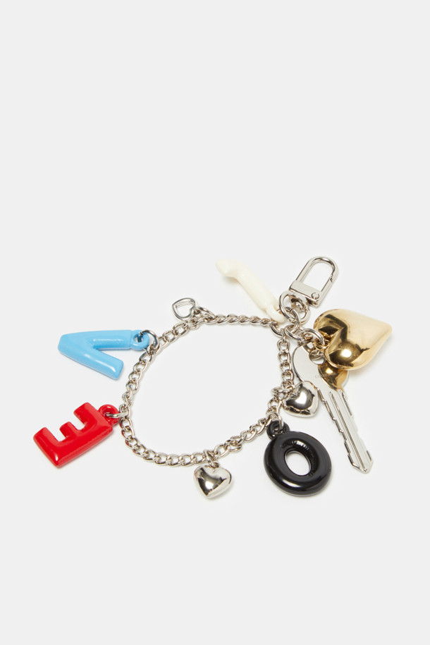 다양한 심볼릭 레터링 디자인이 돋보이는 레터링 참 액세서리입니다. 실버와 멀티컬러 두 가지 색상으로 제공되며, 니켈 소재로 제작되어 내구성이 뛰어납니다. 가방, 지갑 등 다양한 액세서리에 탈부착하여 포인트를 줄 수 있습니다. 'LOVE' 레터링을 포함하여 개성 넘치는 스타일을 연출해보세요. 디자인은 랜덤으로 발송됩니다.
