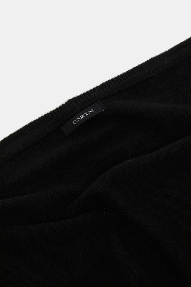 블랙 색상의 울 소재로 제작된 Triangle Wool 머플러입니다. 미니멀하고 베이직한 스타일로, 가을과 겨울철에 따뜻하게 착용할 수 있습니다. 부드러운 촉감과 두꺼운 두께로 보온성을 높였으며, 삼각형 디자인이 특징입니다. 일상룩에 포인트 아이템으로 활용하기 좋습니다. 클래식한 무드를 연출하기에도 적합합니다.
