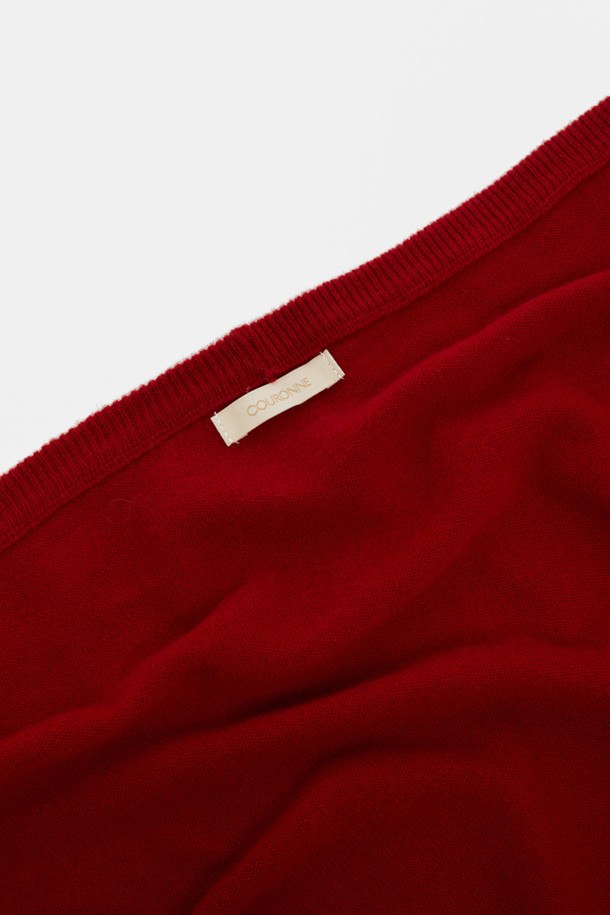 부드러운 울 소재로 제작되어 따뜻함과 포근함을 선사하는 트라이앵글 울 머플러입니다. 차분하고 깊이 있는 레드와 와인 컬러로 출시되어, 가을, 겨울철 어떤 옷차림에도 잘 어울립니다. 두꺼운 두께감과 부드러운 촉감으로 뛰어난 보온성을 제공하며, 베이직하고 클래식한 디자인으로 유행을 타지 않아 오랫동안 활용할 수 있습니다. 삼각형 디자인이 특징으로, 출근룩이나 모임룩 등 다양한 TPO에 클래식, 미니멀, 캐주얼 스타일로 연출하기 좋습니다.
