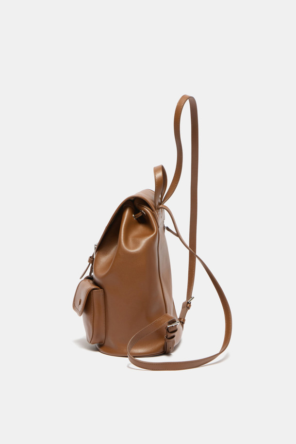 버터니 백팩 24는 부드러운 소가죽 소재의 여성 가방입니다. 브라운 컬러의 무지 디자인으로, 버튼, 지퍼, 드로우스트링 디테일이 돋보이며, 미디엄 사이즈의 사각형 쉐입을 갖추었습니다. 외부 오픈 포켓 2개, 지퍼 포켓 1개, 내부 백패널 오픈 포켓 1개로 실용적인 수납력을 제공하며, 조절 가능한 스트랩으로 편안한 착용감을 선사합니다. 글로시 마감으로 고급스러움을 더하여 데이트룩, 쇼핑룩, 카페룩 등 다양한 TPO에 클래식, 미니멀, 시크 스타일을 연출하기 좋습니다.
