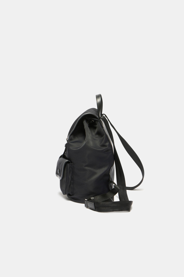 Buttony 백팩 24 나일론은 여성용 가방으로, 미니멀, 클래식, 시크한 스타일을 연출합니다. 부드러운 곡선 실루엣과 구조적 디테일, 자연스러운 볼륨감이 특징이며, 블랙 컬러의 무지 디자인으로 어떤 룩에도 잘 어울립니다. 나일론, 합성가죽, 소가죽 소재가 사용되었으며, 실버 하드웨어와 버클, 버튼 장식이 돋보입니다. 24 사이즈의 사각형 가방으로, 데이트룩, 카페룩, 쇼핑룩에 적합하며, 외부 및 내부 포켓을 갖춰 수납력을 높였습니다.
