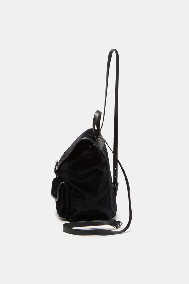 블랙 벨벳 소재의 Buttony 백팩 24 벨벳은 미니멀하고 모던한 스타일을 추구하는 여성들을 위한 백팩입니다. 24 사이즈로, 출근룩과 모임룩 모두에 잘 어울립니다. 사각 디자인에 버튼 디테일이 포인트로 들어가 있으며, 숄더 스트랩으로 편안하게 착용할 수 있습니다. 클래식하고 시크한 스타일을 연출하기 좋으며, 일상생활에서 활용하기 좋은 실용적인 가방입니다.
