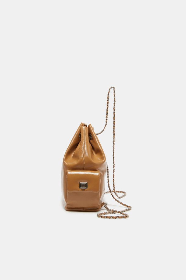 세련된 디자인의 노아 체인 백팩 29 (Noa Chain Backpack 29)을 소개합니다. 부드러운 소가죽 소재로 제작되었으며, 매트 실버 하드웨어와 글로시 마감으로 고급스러움을 더했습니다. 미디엄 사이즈의 사각 쉐입 백팩으로, 11인치 iPad 수납이 가능하며 양쪽 사이드 포켓과 내부 포켓 1개로 실용성을 높였습니다. 숄더백, 크로스백, 핸드백으로 변형 가능하여 다양한 스타일 연출이 가능하며, 체인 디테일로 포인트를 주어 데이트룩, 쇼핑룩, 모임룩 등 어떤 TPO에도 잘 어울립니다. 미니멀하고 시크한 스타일을 선호하는 여성분들께 추천합니다.
