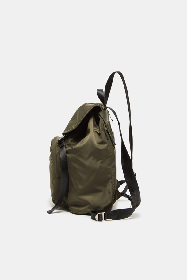 Mova 백팩 29는 여성용 미디엄 사이즈의 나일론 소재 가방입니다. 무지 패턴의 사각 디자인으로, 지퍼 포켓과 멀티 파우치 등의 디자인 장식이 돋보입니다. 13인치 디바이스 수납이 가능하며, 사이즈 조절 및 손잡이 기능이 갖춰져 있습니다. 소프트 바디 구조와 더불어 외부 지퍼 포켓 2개, 내부 오픈 포켓 1개, 내부 지퍼 포켓 1개, 외부 패스스루 지퍼 1개, 분리형 멀티 파우치, 조절 가능한 스트랩 등으로 실용성을 더했습니다. 지퍼형 잠금 방식으로, 미니멀하고 베이직한 스타일을 연출하여 일상생활에서 활용하기 좋습니다.
