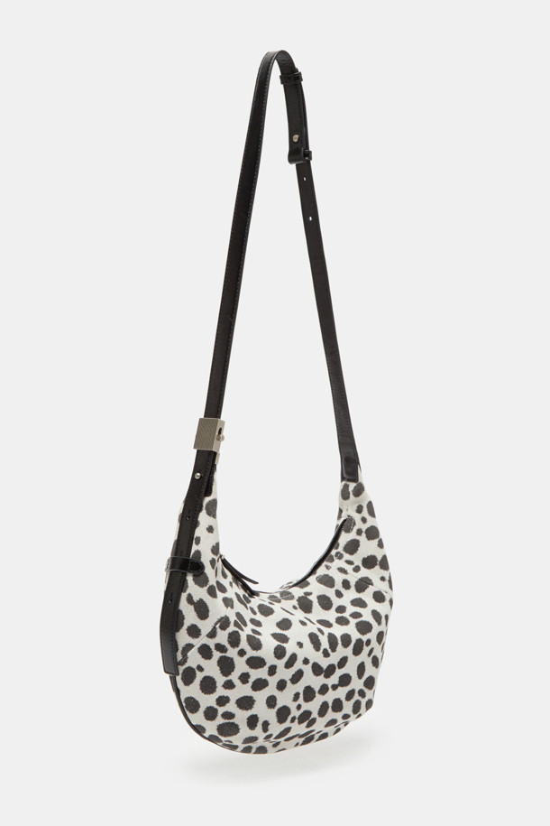 파고레스 크로스 31 밤비는 여성용 크로스백으로, 블랙과 화이트 두 가지 색상으로 만나볼 수 있습니다. 부드러운 가죽 소재에 귀여운 도트 및 애니멀 패턴이 돋보이며, 미디엄 사이즈로 제작되어 실용성을 더했습니다. 사각형 쉐입에 지퍼형 잠금 방식으로 소지품을 안전하게 보관할 수 있으며, 숄더 스트랩으로 편안하게 착용 가능합니다. 데이트룩, 모임룩 등 특별한 날은 물론, 미니멀, 시크 스타일에 맞춰 일상에서도 세련되게 연출할 수 있습니다.
