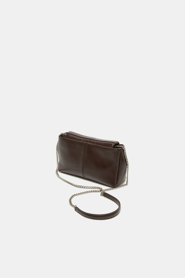 피벗 크로스 21 (Pivot Cross 21)은 부드러운 소가죽 소재와 자연스러운 광택, 주름이 돋보이는 여성 숄더백 겸 크로스백입니다. 크림색과 다크브라운 두 가지 색상으로 출시되었으며, 클래식, 미니멀, 시크한 스타일을 연출하기 좋습니다. 팬 형태의 디자인에 체인, 메탈 장식, D링 디테일이 더해져 세련된 무드를 선사합니다. 내부에는 오픈 포켓 1개, 백패널 포켓 1개, 백패널 우측 포켓 1개가 있어 수납력을 높였으며, 데이트룩, 모임룩, 카페룩에 포인트를 더할 수 있습니다. 25FW 시즌을 맞아 선보이는 트렌디한 가방입니다.
