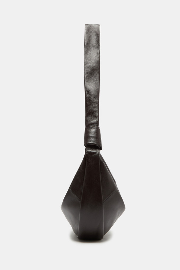 파고레스 보우 크로스 47는 부드러운 소가죽 소재의 미디엄 사이즈 여성 가방입니다. 자연스러운 폴딩 디자인과 리본 장식이 돋보이며, 내추럴 레더톤과 실버 컬러로 출시되었습니다. 숄더 및 크로스 형태로 착용 가능하며, 내부 포켓 1개와 함께 아이패드 11인치, 아이패드 미니, 아이폰, 맥북 프로까지 수납할 수 있어 실용적입니다. 심플하고 캐주얼한 실루엣으로 데이트룩, 쇼핑룩 등 다양한 일상 스타일에 클래식, 미니멀, 캐주얼 무드로 연출할 수 있습니다. 2way 스트랩으로 다양한 스타일을 연출할 수 있으며, 넉넉한 수납공간을 제공합니다.
