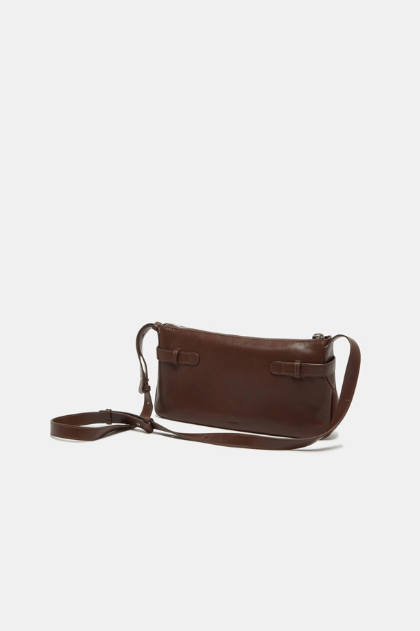 Noa 포켓 크로스 31은 여성 고객을 위한 미니멀하고 시크한 스타일의 크로스백입니다. 블랙, 브라운, 카멜 세 가지 색상으로 출시되었으며, 천연 가죽 소재에 실버 하드웨어 장식으로 포인트를 더했습니다. 옥스포드 원단 안감과 내부 지퍼 포켓, 탈부착 가능한 크로스 스트랩으로 실용성을 높였으며, 2way 착용이 가능합니다. 사각 쉐입에 생활 방수 기능을 갖춰 출근룩과 모임룩 등 일상생활에서 폭넓게 활용할 수 있습니다. 라미네이팅 처리, 스크래치 방지, 내구성 강화, 관리 용이한 특징을 갖춘 가방입니다.
