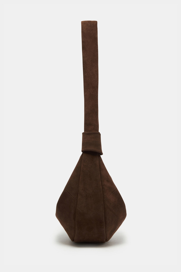 Faugeres Bow Cross 47 Suede (포게르 보우 크로스 47 스웨이드)는 부드러운 터치감의 스웨이드 소재로 제작된 여성용 크로스백입니다. 다크브라운 컬러의 미디엄 사이즈 반원 형태 가방으로, 리본과 메달 지퍼 장식이 돋보입니다. 내부 포켓 1개와 조절 가능한 스트랩이 있어 실용적이며, 11인치 아이패드 수납이 가능합니다. 숄더/크로스 2way 방식으로, 데이트룩이나 카페룩, 클래식, 미니멀, 걸리시 스타일 모두에 잘 어울립니다. 자연스러운 패티나 형성이 특징이며, 수분이나 마찰에 의해 이염될 수 있으니 주의하여 사용하십시오.
