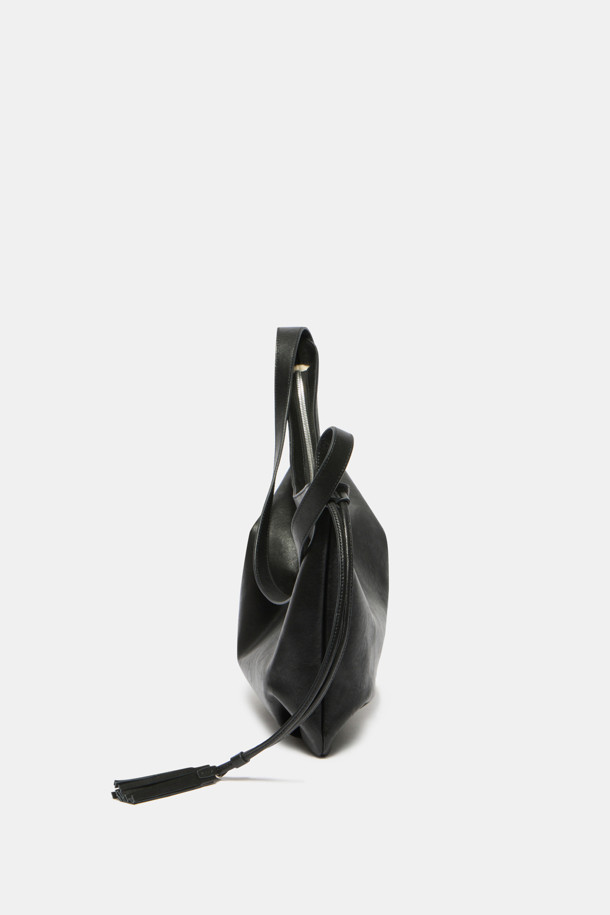 Faugeres 태슬 숄더 33은 여성용 숄더백입니다. 블랙 컬러의 가죽 소재로 제작되었으며, 미디엄 사이즈의 사각형 쉐입을 갖추었습니다. 무지 패턴에 태슬 장식이 포인트로 더해져 클래식, 미니멀, 시크 스타일을 연출합니다. 지퍼형 잠금 방식으로 내용물을 안전하게 보관할 수 있으며, 숄더 스트랩이 있어 오피스룩에 편안하게 코디할 수 있습니다. 일상용으로 활용하기 좋은 디자인입니다.
