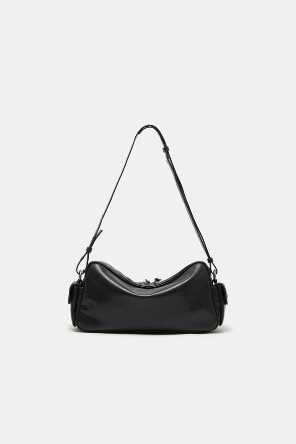 Hyper Zipper Shoulder 33 (하이퍼 지퍼 숄더 33)은 여성용 숄더백입니다. 블랙과 실버 두 가지 색상으로 제공되며, 합성가죽 소재에 사각형 모양으로 제작되었습니다. 도시적이고 트렌디한 디자인에 자연스러운 곡선 실루엣이 돋보이며, 지퍼 디테일이 포인트입니다. 숄더/크로스 2way로 활용 가능하며, 넉넉한 수납공간과 멀티 포켓, 조절 가능한 스트랩, 부드러운 촉감이 특징입니다. 일상 및 캐주얼, 쇼핑룩에 잘 어울리는 모던, 캐주얼, 스트릿 스타일의 가방입니다. 내부에는 1개의 메인 수납공간, 1개의 전면 지퍼 포켓, 1개의 패스스루 수납공간과 1개의 내부 정리 포켓이 있습니다.
