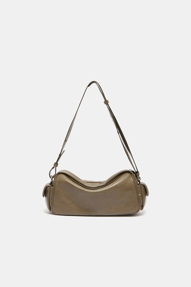 "하이퍼 지퍼 숄더 33"은 트렌디한 어반 무드를 연출하는 여성 숄더백입니다. 부드러운 합성가죽 소재에 실버 컬러와 무지 패턴으로 미니멀한 스타일을 강조했습니다. 자연스러운 주름 실루엣과 지퍼, 실버 하드웨어 장식이 세련된 포인트를 더하며, 33 사이즈로 넉넉한 수납 공간을 제공합니다. 숄더/크로스 2way 기능과 길이 조절 가능한 스트랩으로 실용성을 높였으며, 다수의 포켓(메인 앞 포켓 1개, 앞 지퍼 포켓 1개, 내부 오른쪽 포켓 1개)으로 소지품을 편리하게 정리할 수 있습니다. 캐주얼 룩에 특히 잘 어울리는 데일리 백입니다.
