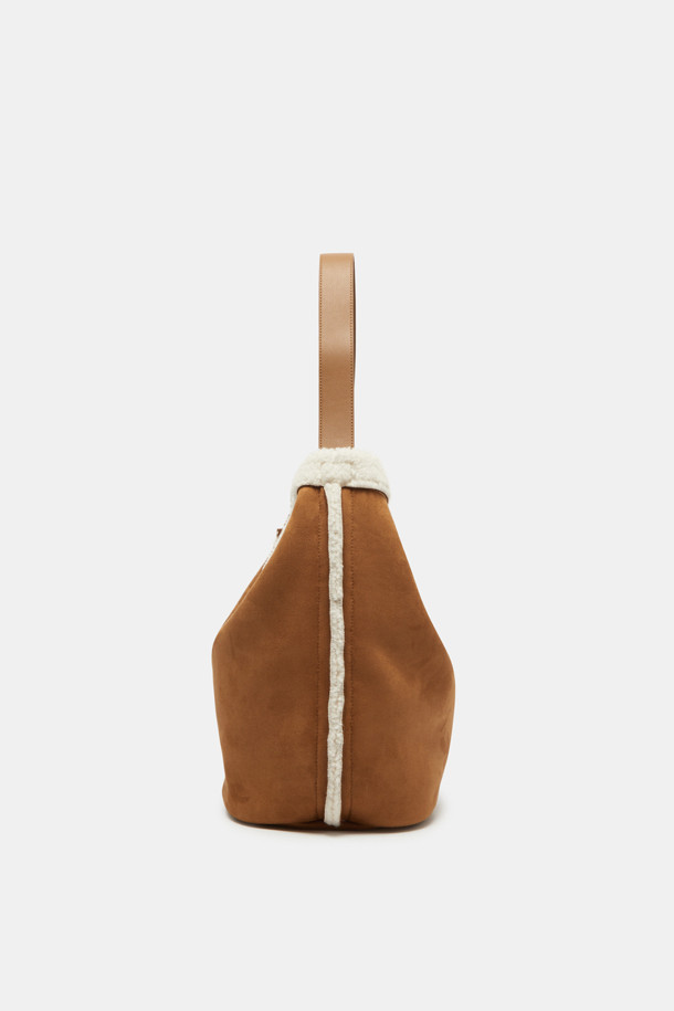 Haru 숄더 24 Fur는 여성용 숄더백으로, 캐주얼하고 미니멀한 스타일을 연출합니다. 실버 컬러의 양면 인조가죽과 퍼 소재로 제작되었으며, 미디엄 사이즈의 반원 모양 디자인이 특징입니다. 슬림한 디자인에 13인치 아이패드/태블릿 수납이 가능하며, 2-way 스타일링으로 다양한 연출이 가능합니다. 가을, 겨울 시즌에 어울리는 이 가방은 무지 디자인에 퍼 장식이 포인트이며, 1개의 포켓과 실버 하드웨어로 실용성을 더했습니다. 일상에서 편안하게 사용할 수 있는 숄더백입니다.
