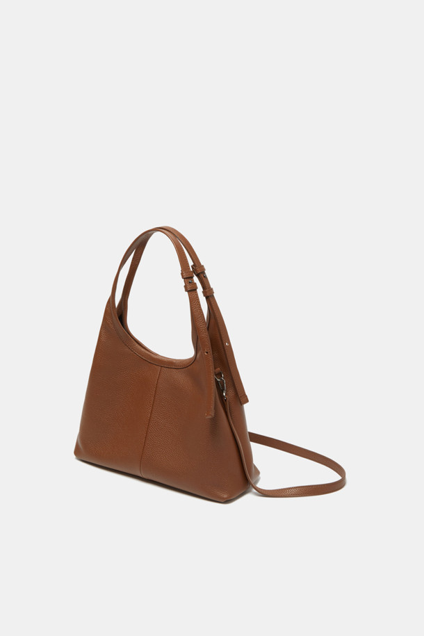 세느 토트 30(Seine Tote 30)은 부드러운 소가죽 소재의 미디엄 사이즈 토트백입니다. 블랙, 브라운, 커스터드 3가지 색상으로 출시되어, 시크하고 미니멀한 스타일을 연출합니다. 3-way 컨버터블 디자인으로, 내장 스트랩과 탈부착 가능한 크로스바디 스트랩을 활용해 다양한 연출이 가능하며, 3개의 수납공간과 중앙 분리 수납공간, 내부 포켓 1개로 실용성을 더했습니다. 출근룩, 모임룩 등 TPO에 맞춰 클래식하게 활용하기 좋으며, 가죽 특유의 자연스러운 질감과 시간이 지날수록 생기는 패티나가 멋을 더합니다.
