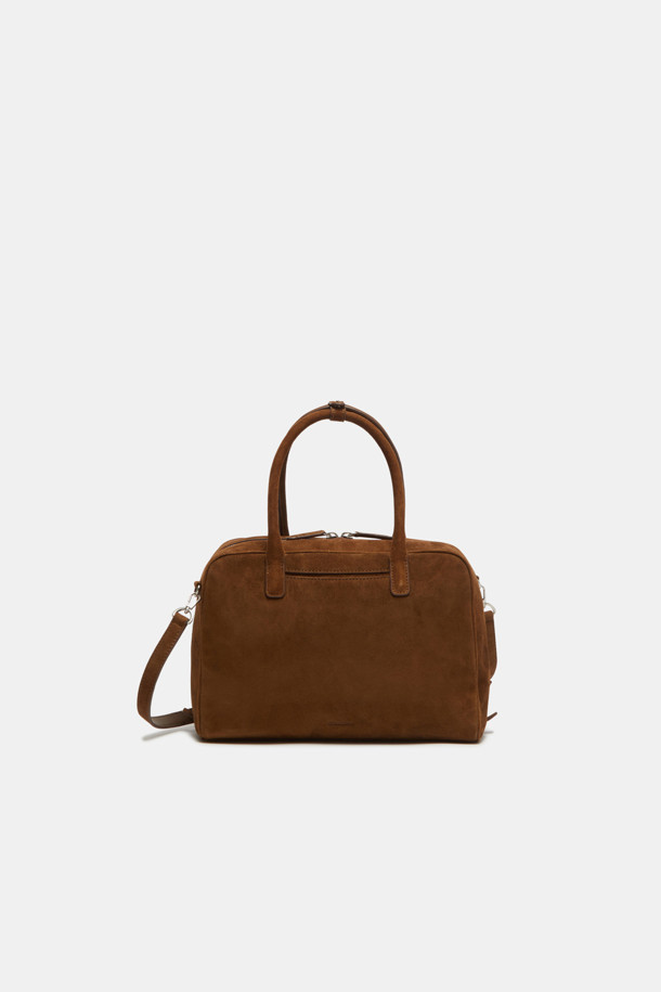 Due Tote 29 (Suede)는 부드러운 스웨이드와 가죽 소재로 제작된 여성용 미디엄 사이즈 토트백입니다. 블랙, 브라운, 다크 브라운 3가지 색상으로 출시되었으며, 사각 모양에 지퍼 잠금 방식을 갖추었습니다. 탈부착 가능한 스트랩과 넉넉한 수납공간, 아이폰/아이패드/맥북 수납이 가능하며, 3-way 스타일링, 내부 오픈 포켓 2개, 내부 지퍼 포켓 1개, 외부 오픈 포켓 1개로 실용성을 더했습니다. 심플, 클래식, 모던한 디자인으로 일상에서 폭넓게 활용할 수 있습니다.
