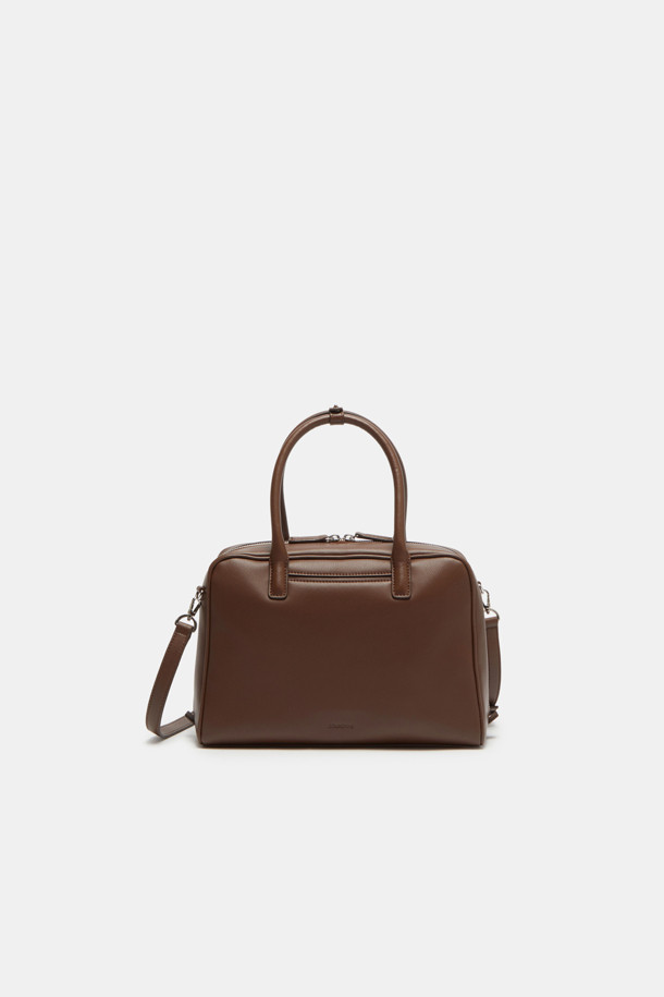 Due Tote 29 (Laminated Leather)는 여성용 미디엄 사이즈 토트백으로, 다크브라운, 블랙, 브라운 세 가지 색상으로 만나볼 수 있습니다. 스웨이드와 라미네이티드 레더 소재에 실버 하드웨어 장식이 돋보이며, 29cm 크기로 11인치 디바이스 수납이 가능합니다. 탈부착 스트랩, 지퍼형 잠금 방식, 3-way 스타일링, 내부 오픈 포켓 2개, 내부 지퍼 포켓 1개, 외부 뒷면 오픈 포켓 1개 등 실용적인 기능으로 일상에서 활용하기 좋습니다.
