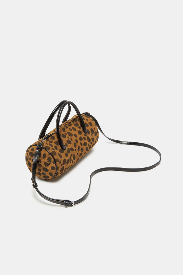 "Bilo tote 26 Bambi"는 레오파드 패턴이 돋보이는 여성용 토트백입니다. 미디엄 사이즈의 원통형 디자인으로, 숄더 스트랩이 있어 편리하게 착용할 수 있습니다. 클래식, 레트로, 캐주얼 스타일을 모두 아우르며, 데이트룩, 모임룩, 휴가룩 등 다양한 TPO에 활용 가능합니다.
