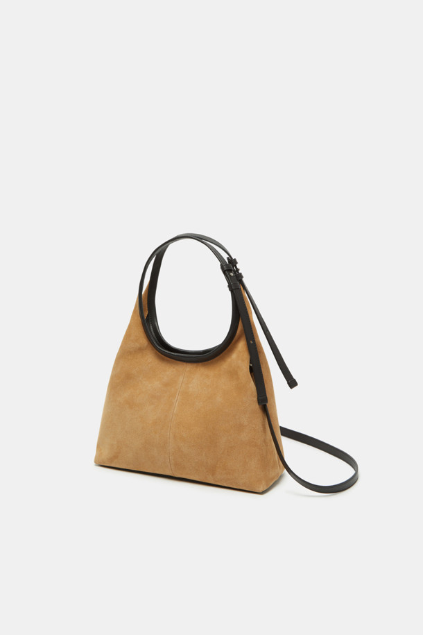 세느 토트 30 스웨이드는 미니멀하고 클래식한 스타일을 추구하는 여성들을 위한 가방입니다. 부드러운 스웨이드 소재와 반원 형태의 디자인이 특징이며, 브라운과 블랙 두 가지 색상으로 만나볼 수 있습니다. 30 사이즈의 미디엄 토트백으로, 지퍼형 잠금 방식으로 소지품을 안전하게 보관할 수 있습니다. 출근룩, 오피스룩, 모임룩 등 다양한 TPO에 활용 가능한 데일리 아이템입니다. 세련된 디자인은 시크한 무드를 연출합니다.
