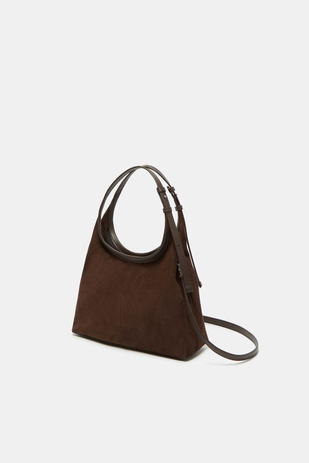 세느 토트 30 스웨이드는 여성스러운 데이트룩, 모임룩에 어울리는 가방입니다. 부드러운 스웨이드 소재와 브라운 색상이 클래식하고 미니멀하며 시크한 분위기를 연출합니다. 미디엄 사이즈에 반원 모양으로 디자인되어 있으며, 숄더 스트랩으로 편안하게 착용할 수 있습니다. 무지 디자인에 오픈형 잠금 방식으로, 소지품을 쉽게 넣고 꺼낼 수 있습니다. 일상생활에서 세련되게 스타일링하기 좋은 토트백입니다.
