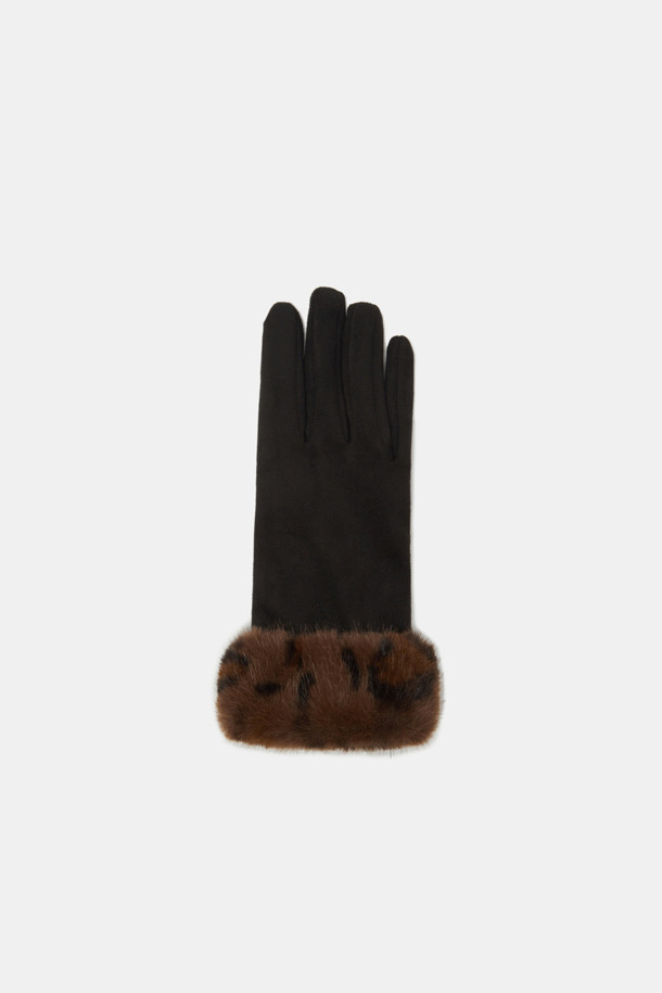 블랙과 브라운 컬러로 구성된 Fur Trim Gloves (퍼 트리밍 장갑)입니다. 스웨이드와 퍼 소재를 사용하여 부드러운 촉감과 뛰어난 보온성을 제공하며, 겨울철 일상에서 따뜻하게 착용하기 좋습니다. 미니멀하고 클래식한 디자인에 퍼 트리밍 디테일로 포인트를 더해 고급스러운 분위기를 연출합니다. 두꺼운 두께감으로 추운 날씨에도 따뜻함을 유지할 수 있습니다. 여성스러운 스타일을 완성해 줄 겨울 필수 아이템입니다.
