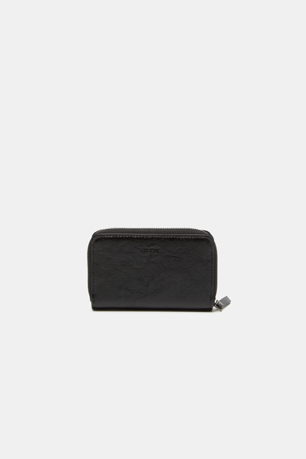 Hyper 카드 월렛은 도시적인 디자인과 세련된 스타일을 추구하는 당신을 위한 카드 지갑입니다. 블랙과 실버 두 가지 색상으로 제공되며, 합성가죽 소재에 무지 패턴으로 미니멀하고 시크한 매력을 더했습니다. 지퍼 잠금 방식으로 소지품을 안전하게 보관할 수 있으며, 실버 하드웨어 장식이 포인트를 더합니다. 내부에는 카드 수납 공간 5개, 필름 수납 공간 1개, 분할 수납 공간 2개, 그리고 동전, 열쇠, 영수증 등을 위한 지퍼 포켓이 있어 넉넉한 수납력을 자랑합니다. 데이트룩, 쇼핑룩, 모임룩 등 다양한 TPO에 활용하여 클래식한 스타일을 연출해보세요.
