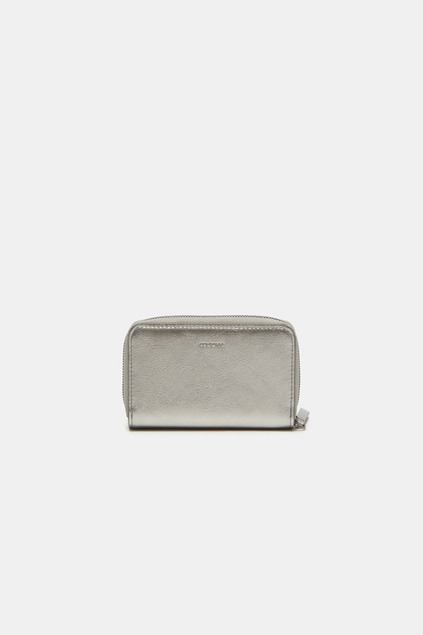 모던하고 실용적인 디자인의 하이퍼 카드 월렛입니다. 블랙과 실버 두 가지 색상으로 출시되었으며, 콤팩트한 스몰 사이즈로 휴대성이 뛰어납니다. 합성 가죽 소재에 무지 패턴으로 제작되어 미니멀하고 베이직한 스타일을 연출합니다. 내부에는 카드 슬롯 5개, 필름 슬롯 1개, 메인 수납공간 2개, 앞면 지퍼 포켓 1개가 있으며, 지퍼형 잠금 방식으로 안전하게 소지품을 보관할 수 있습니다. 카드, 동전, 영수증 등 일상생활에 필요한 물품들을 효율적으로 수납할 수 있는 카드 지갑입니다.
