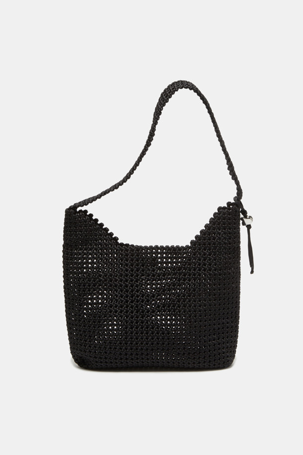 Horlo Shoulder 40은 쿨 터치 감촉과 세련된 메쉬 워크가 돋보이는 여성용 숄더백입니다. SS 시즌에 어울리는 실버 컬러의 나일론 소재로 제작되었으며, 40 사이즈로 데일리 숄더백 또는 크로스백 스타일로 연출할 수 있습니다. 트렌디한 디자인과 메쉬 디테일이 돋보이는 이 가방은 봄, 여름 계절에 일상용으로 활용하기 좋습니다.
