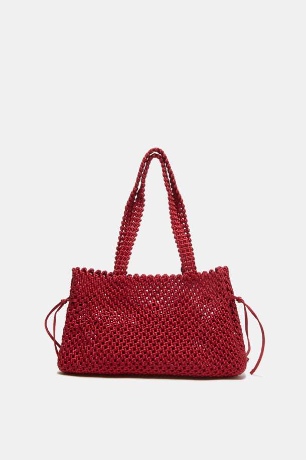 COURONNE Horlo Shoulder 41 숄더백은 매듭과 위빙 디테일이 돋보이는 여성용 가방입니다. 깔끔한 사각 쉐입에 시크하고 심플한 디자인으로, 일상에서 세련된 스타일을 연출할 수 있습니다. 레드 컬러로 포인트를 더하여 타임리스한 매력을 선사합니다.
