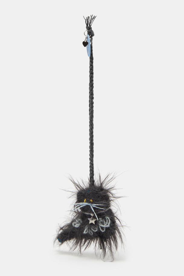 미누 참은 부드러운 니팅 소재와 털실로 제작된 핸드메이드 참/키링입니다. 작은 눈망울 디테일과 흐드러진 실 둥치가 특징이며, 포근한 촉감을 선사합니다. 가방, 열쇠, 책가방 등에 달아 동화적이고 감성적인 포인트를 더해보세요. 블랙과 블루 두 가지 색상으로 출시되어, 동네 마실룩, 카페룩, 여행룩 등 다양한 TPO에 걸리시, 로맨틱, 캐주얼 스타일을 완성해줍니다.
