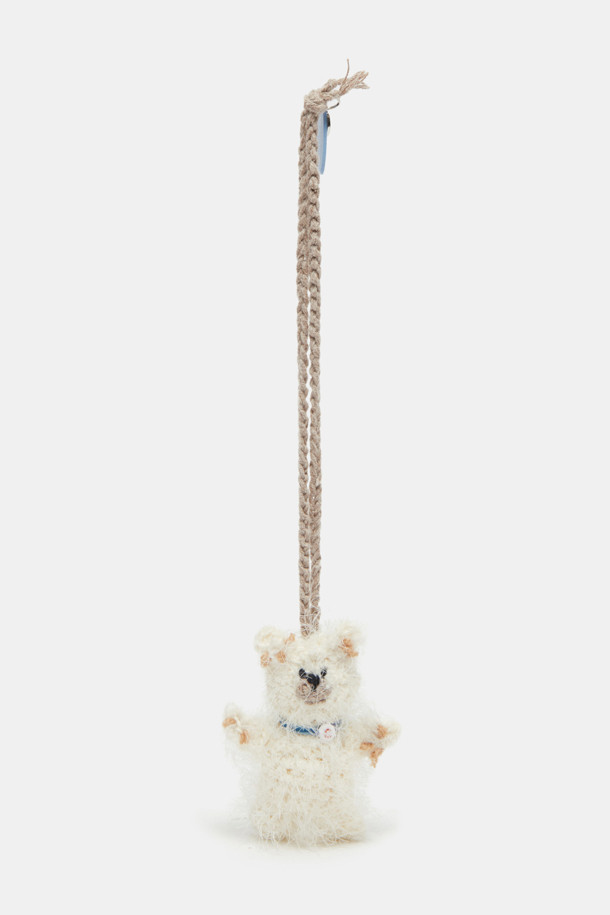 Nounou Charm (누누 참)은 여성용 장식품으로, 부드러운 털실 소재와 베이지 컬러가 특징입니다. 인형 모양의 참 장식으로, 데이트룩 및 모임룩에 걸리시, 클래식, 미니멀 스타일을 더해줍니다. 스트랩 형태로 제작되어 다양한 곳에 간편하게 걸어 장식할 수 있습니다. 무지 패턴으로 어떤 스타일에도 잘 어울리며, 당신의 개성을 돋보이게 해줄 아이템입니다.
