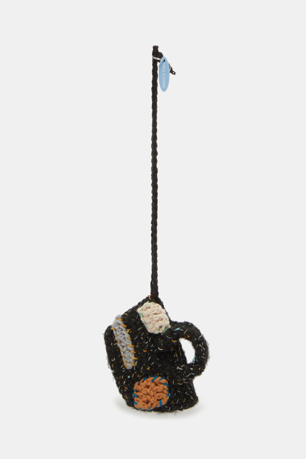 "코코 니트 참"은 부드러운 니트 소재로 제작된 매력적인 참 장식입니다. 가을, 겨울 시즌에 어울리는 무지 디자인으로, 블랙, 베이지, 브라운 3가지 컬러로 제공됩니다. 캐주얼, 미니멀, 클래식 스타일을 즐겨 입는 분들께 추천하며, 여행룩이나 산책룩에 포인트를 더할 수 있습니다. 키링이나 가방에 달아 당신만의 개성을 표현해보세요.
