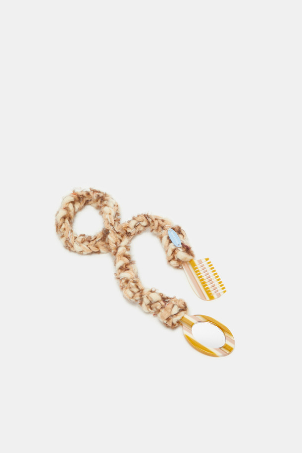 모이 콤 미러 참은 부드러운 니트 소재로 제작된 핸드메이드 패션 소품입니다. 타원형 거울과 빗 참 장식이 돋보이며, 실키한 광택감이 고급스러운 느낌을 더합니다. 가방 참, 키링, 벽걸이 장식 등 다양하게 활용 가능하여 실용성을 높였습니다. 심플하고 데일리한 스타일로, 동네 마실룩, 캐주얼, 미니멀, 클래식 등 다양한 스타일에 잘 어울립니다. 센스 있는 디자인으로 소지품에 포인트를 더해보세요.
