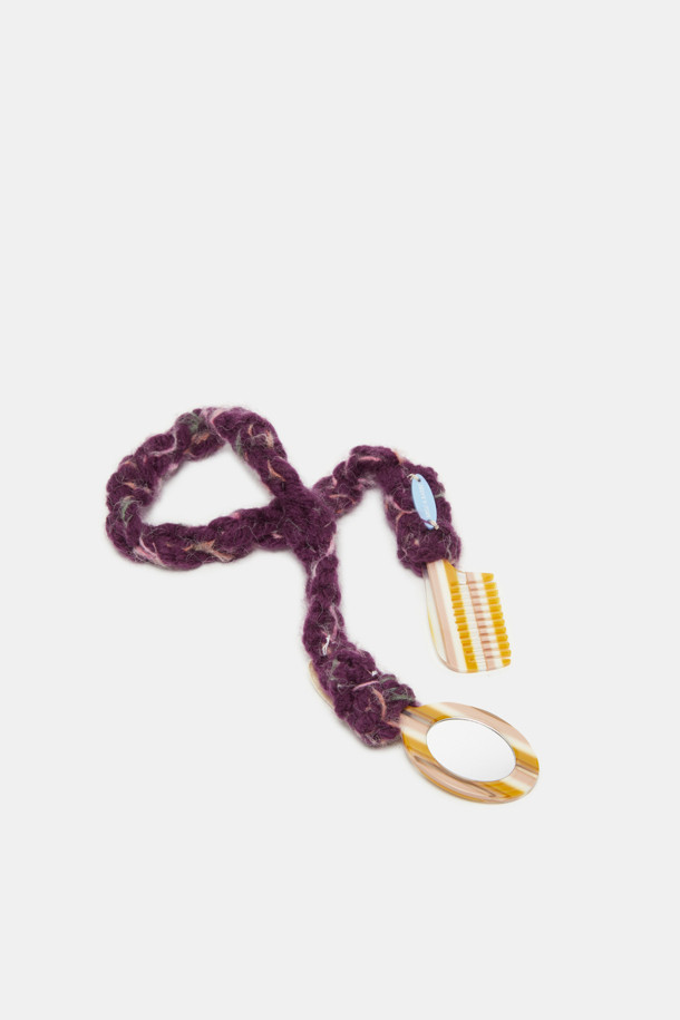 "Moi 콤 미러 참"은 휴대, 보관이 용이한 여성용 액세서리입니다. 플라스틱 소재로 제작되었으며, 퍼플과 베이지 두 가지 색상으로 제공됩니다. 미니멀하고 캐주얼한 스타일에 어울리며, 거울과 빗이 함께 디자인되어 실용성을 더했습니다. 일상생활에서 간편하게 휴대하며 빗질과 거울 사용이 가능합니다. 참 장식으로 포인트를 주어 더욱 돋보이는 디자인을 자랑합니다.
